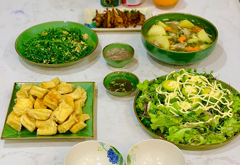 Bữa ăn ngon miệng với bống kho, rau xào, salad bơ, đậu phụ rán, canh khoai tây sườn.
