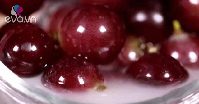 Gallery - Rửa nho bằng nước muôn đời bẩn, cứ thêm 2 thứ này, đất cát và sâu bọ tự bò ra, yên tâm ăn