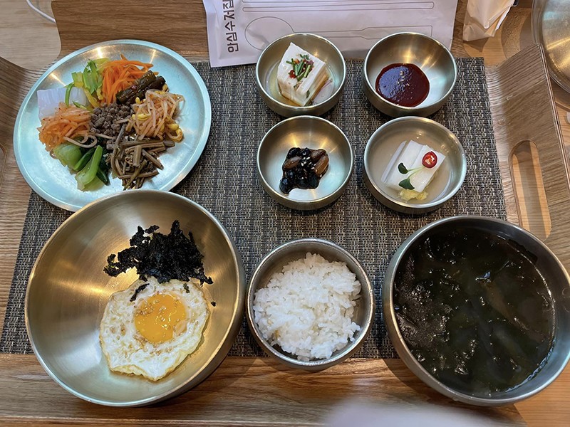 Ngoài ra, trên mâm cơm luôn có các món phụ ăn kèm và các loại kim chi. Đây chính là văn hoá ăn uống của Hàn Quốc.
