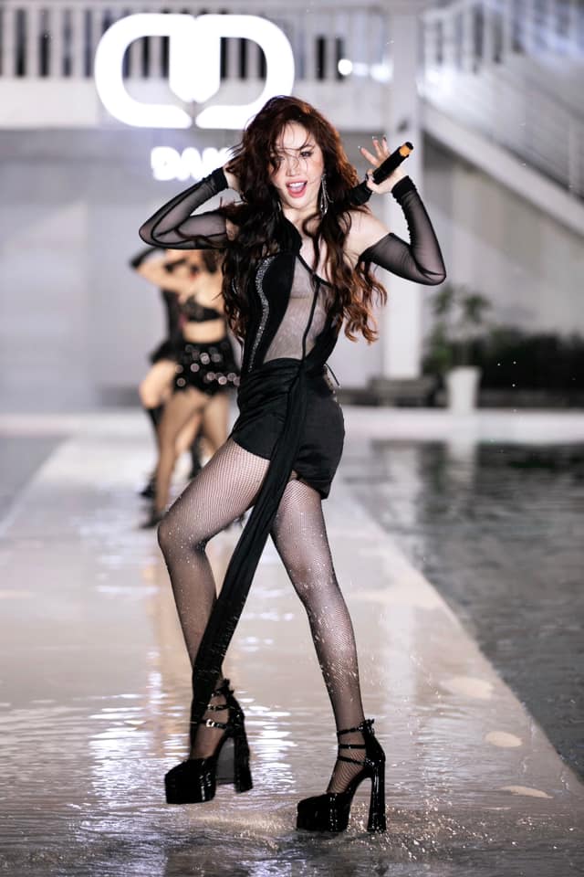 View - Bảo Thy qua ống kính team qua đường, vòng eo màu mỡ khác xa clip tự đăng