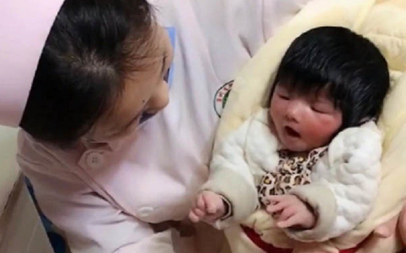 Tại Trung Quốc, một sản phụ đã rất tò mò khi các bác sĩ thốt lên ngạc nhiên lúc cô sinh con. Thì ra tóc của em bé sơ sinh này rất đen, dài và dày, các bác sĩ nói chưa từng thấy đứa trẻ nào như thế. 
