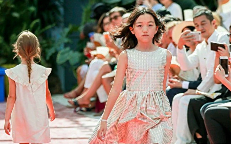 Vượt qua những thiệt thòi trong cuộc sống, Lý Yên từ nhỏ đã sớm bộc lộ năng khiếu nghệ thuật. Cô bé đặc biệt có niềm yêu thích với thời trang. 12 tuổi, Lý Yên đã trở thành một người mẫu nhí và tham gia vào show diễn thời trang đầu tiên tại Paris, Pháp. 
