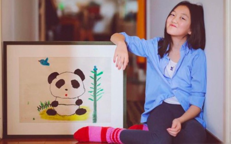 Ngoài thời trang, Lý Yên còn có niềm đam mê với hội họa và âm nhạc. Năm 6 tuổi, cô bé đã gây quỹ từ thiện với triển lãm tranh cá nhân. Bức tranh vẽ gấu trúc của cô bé đã từng được bán với mức giá cao lên tới một triệu CNY (khoảng 3,5 tỷ đồng).
