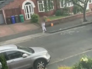 Clip Eva - Clip: Bị côn đồ cầm dao uy hiếp, mẹ vẫn lao vào xe ô tô cứu con