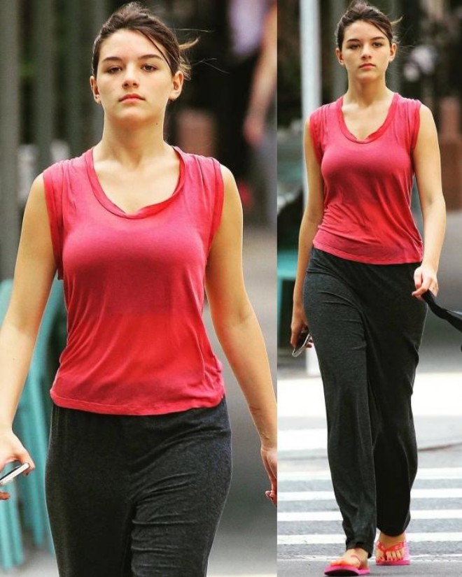 View - Suri Cruise - gây hoang mang khi lộ vết thương ở cổ tay, hình ảnh mới nhất lộ tình trạng hiện tại