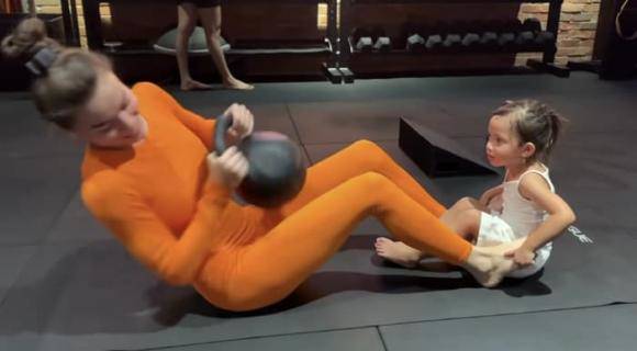 View - Sao Việt 24h: Vợ cũ bất ngờ tố Việt Anh không hỏi thăm con hay chu cấp 1 đồng, bắt cô ký giấy từ chối tài sản