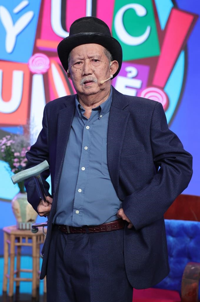  Hiện tại, do chân yếu không di chuyển được nên nam nghệ sĩ gần như dừng toàn bộ hoạt động nghệ thuật và tập trung viết văn. 