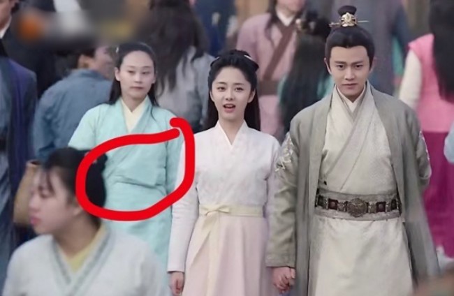 View - Sạn ngớ ngẩn phim cổ trang Trung: Lưu Diệc Phi bị cầu... đâm xuyên lưng, máu chảy như vòi phun nước