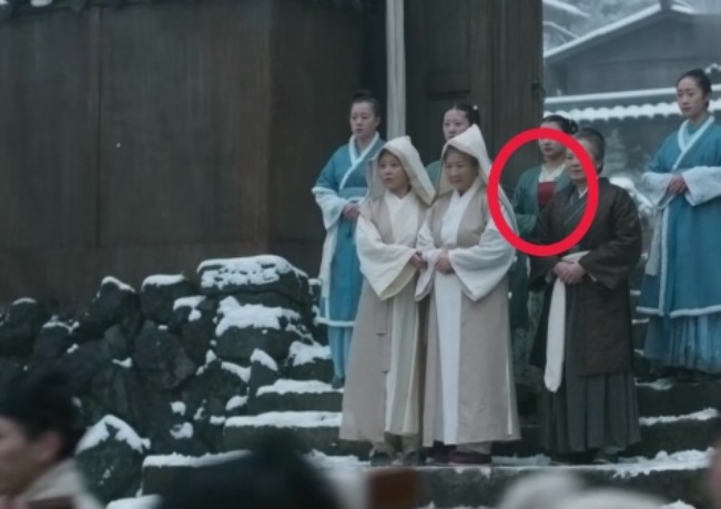 View - Sạn ngớ ngẩn phim cổ trang Trung: Lưu Diệc Phi bị cầu... đâm xuyên lưng, máu chảy như vòi phun nước