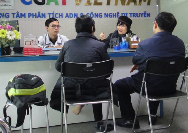 Bà Nguyễn Thị Nga tư vấn cho một trường hợp đến xét nghiệm ADN.