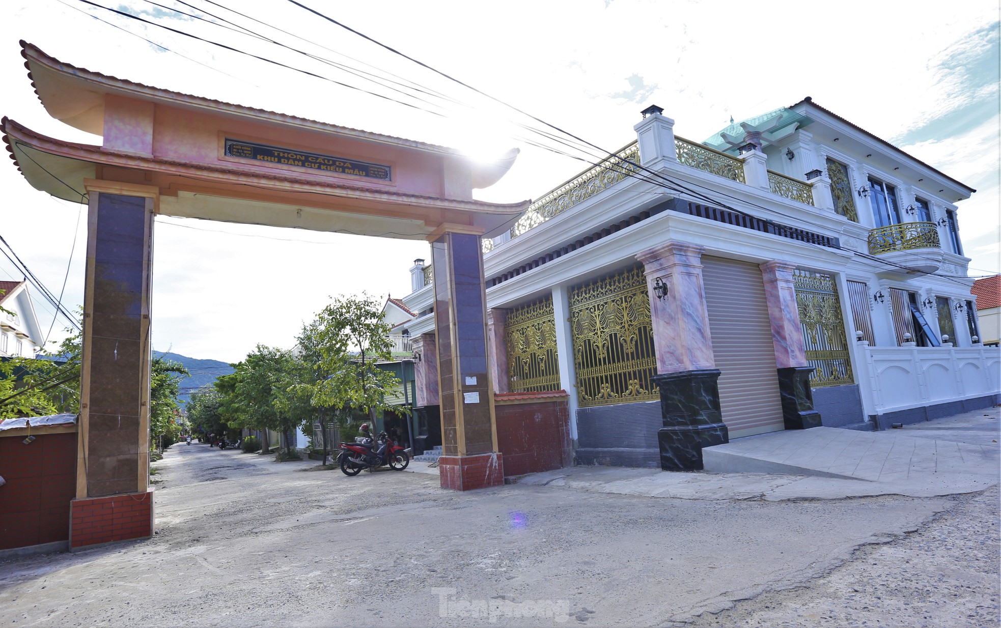 View - Tin tức 24h: Biệt thự mọc như nấm ở làng xuất khẩu lao động giàu nhất Hà Tĩnh