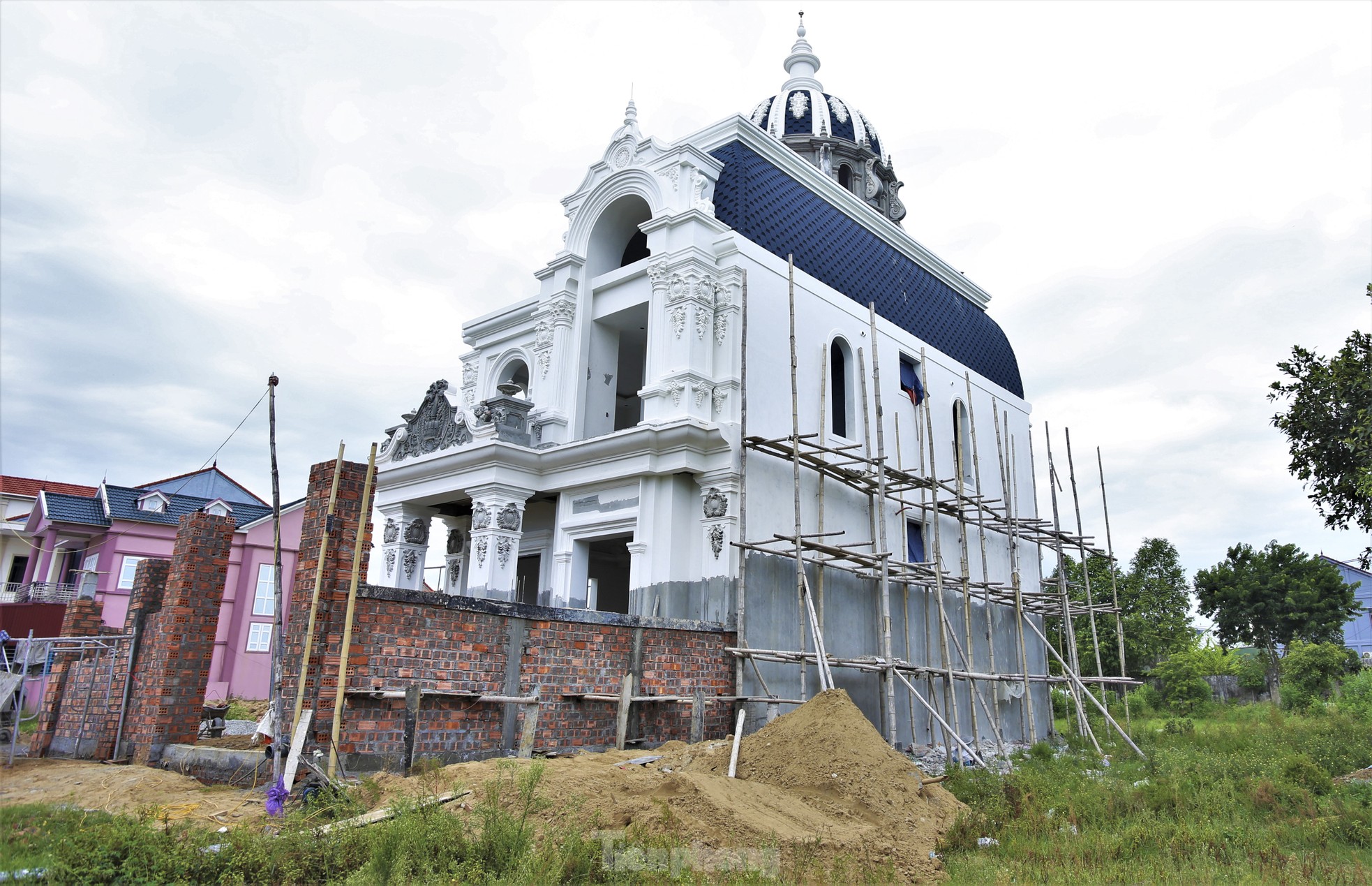 View - Tin tức 24h: Biệt thự mọc như nấm ở làng xuất khẩu lao động giàu nhất Hà Tĩnh