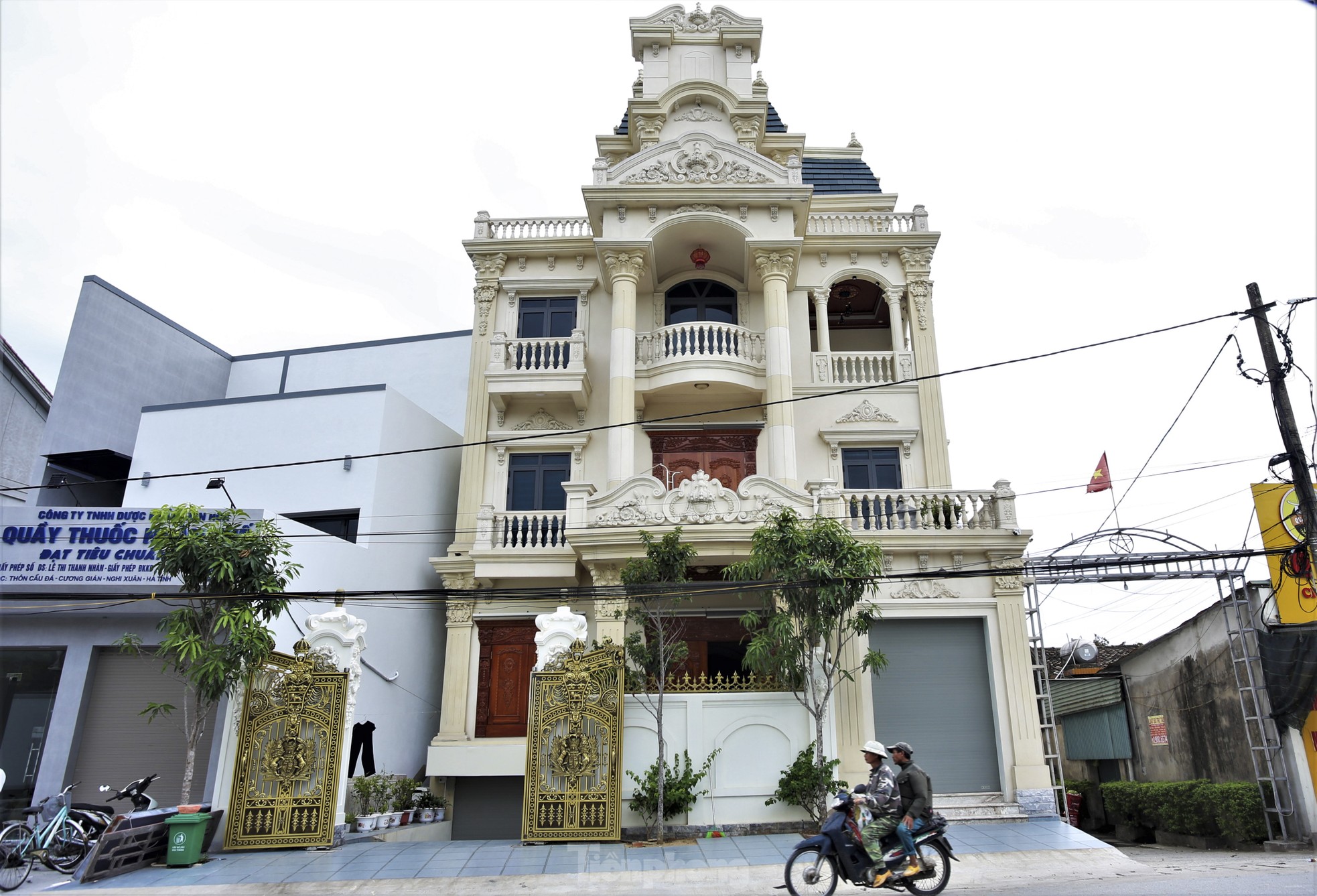 View - Tin tức 24h: Biệt thự mọc như nấm ở làng xuất khẩu lao động giàu nhất Hà Tĩnh