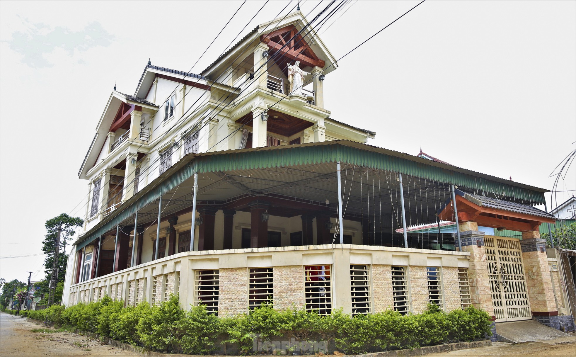 View - Tin tức 24h: Biệt thự mọc như nấm ở làng xuất khẩu lao động giàu nhất Hà Tĩnh