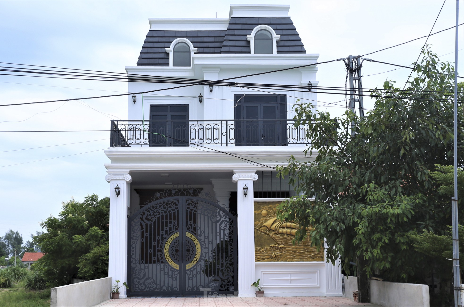 View - Tin tức 24h: Biệt thự mọc như nấm ở làng xuất khẩu lao động giàu nhất Hà Tĩnh