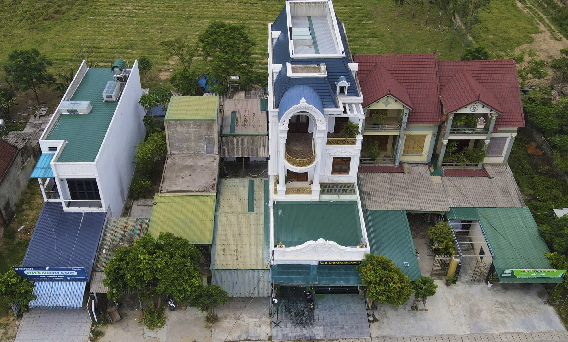 View - Tin tức 24h: Biệt thự mọc như nấm ở làng xuất khẩu lao động giàu nhất Hà Tĩnh