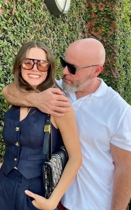 View - Cô gái "khoe” hạnh phúc ngọt ngào bên chồng hơn 18 tuổi