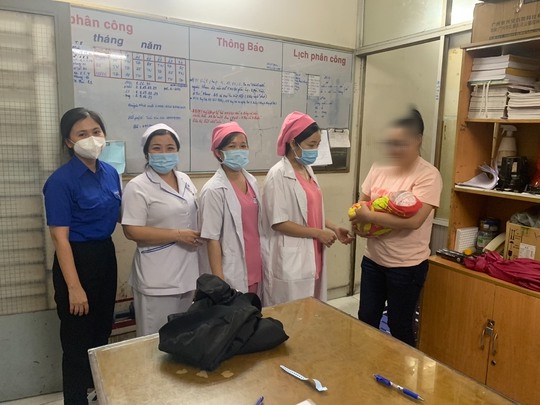 Bé trai được bàn giao cho Trung tâm Bảo trợ xã hội TP.HCM. Ảnh: Công an