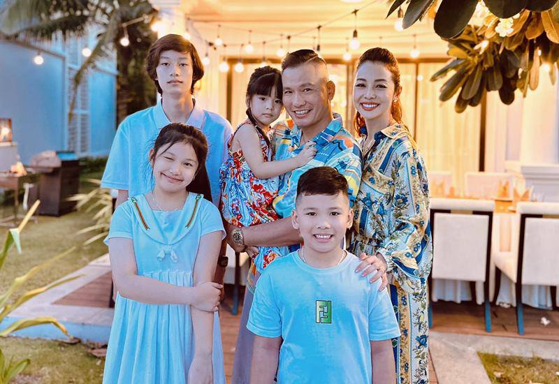 Kết thúc cuộc hôn nhân đầu với ca sĩ Quang Dũng và lấy chồng thứ 2 là doanh nhân Đức Hải, Hoa hậu Jennifer Phạm sinh tổng cộng 4 người con: bé Bảo Nam, bé Na, bé Nu và bé út là Nấm.
