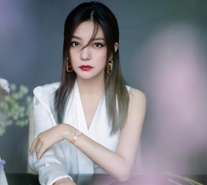 View - Triệu Vy - Chẳng cần chỉnh ảnh như trước, Triệu Vy giờ lộ diện gầy hơn hẳn sau lệnh phong sát ngầm