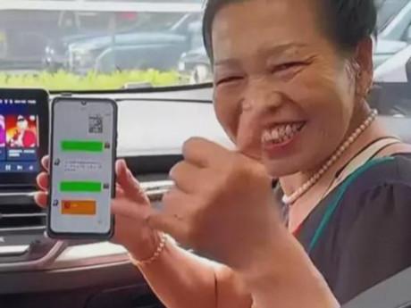 Được con gái cho tiền mẹ chồng tươi cười khoe, màn “phản đòn” của nàng dâu khiến bà tối sầm mặt