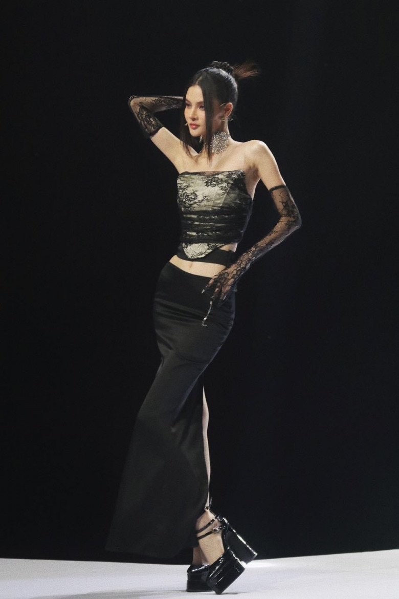 View - Cô gái búp bê được 4 chị đại Vbiz giành giật trên truyền hình lộ ảnh quá khứ gây sốt