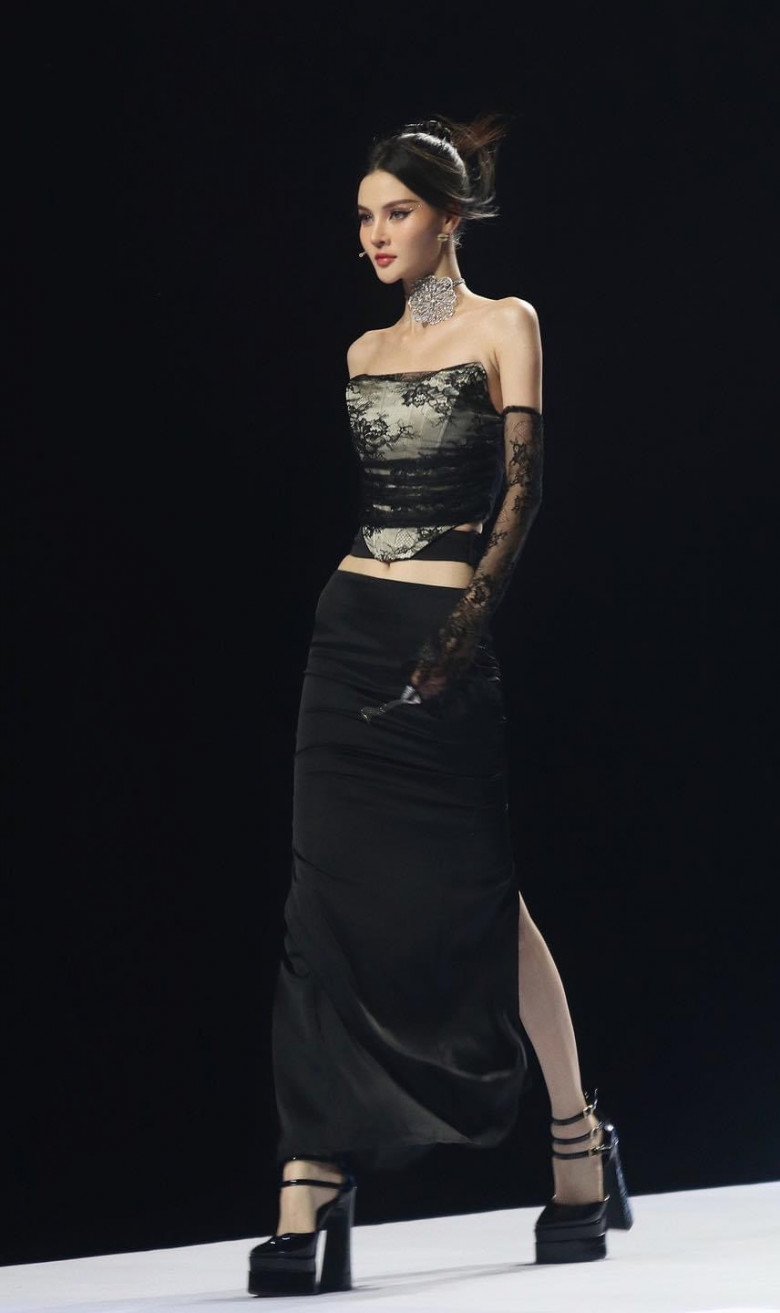 View - Cô gái búp bê được 4 chị đại Vbiz giành giật trên truyền hình lộ ảnh quá khứ gây sốt