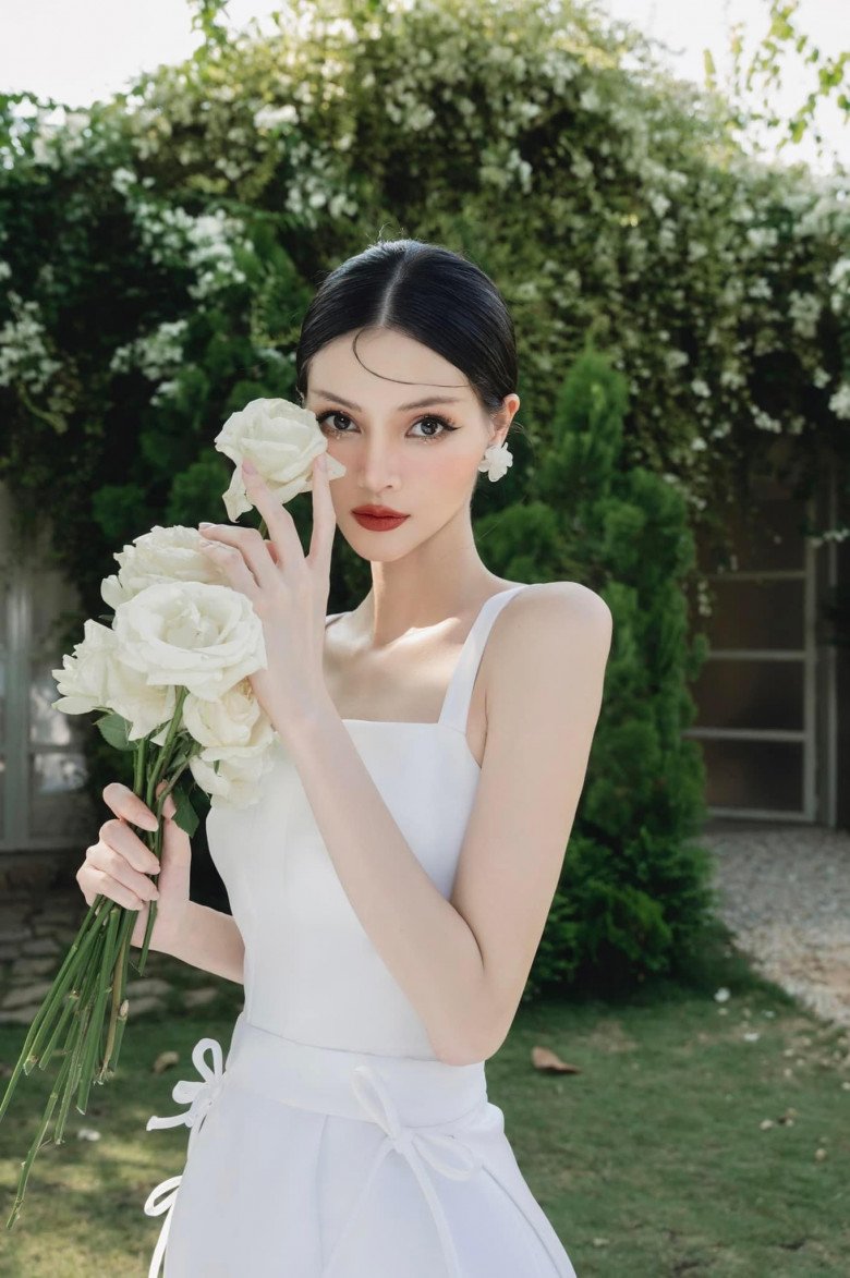 View - Cô gái búp bê được 4 chị đại Vbiz giành giật trên truyền hình lộ ảnh quá khứ gây sốt