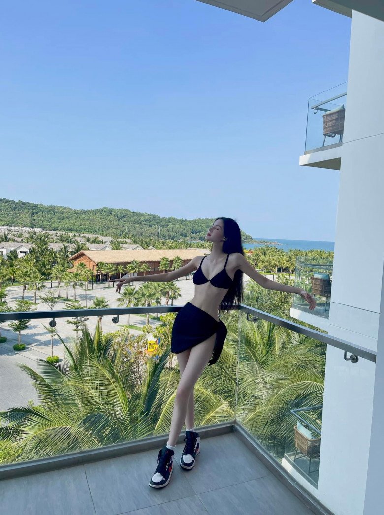 View - Cô gái búp bê được 4 chị đại Vbiz giành giật trên truyền hình lộ ảnh quá khứ gây sốt