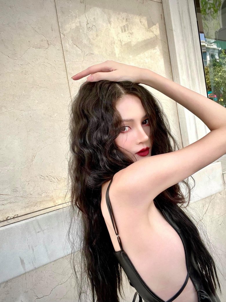 View - Cô gái búp bê được 4 chị đại Vbiz giành giật trên truyền hình lộ ảnh quá khứ gây sốt