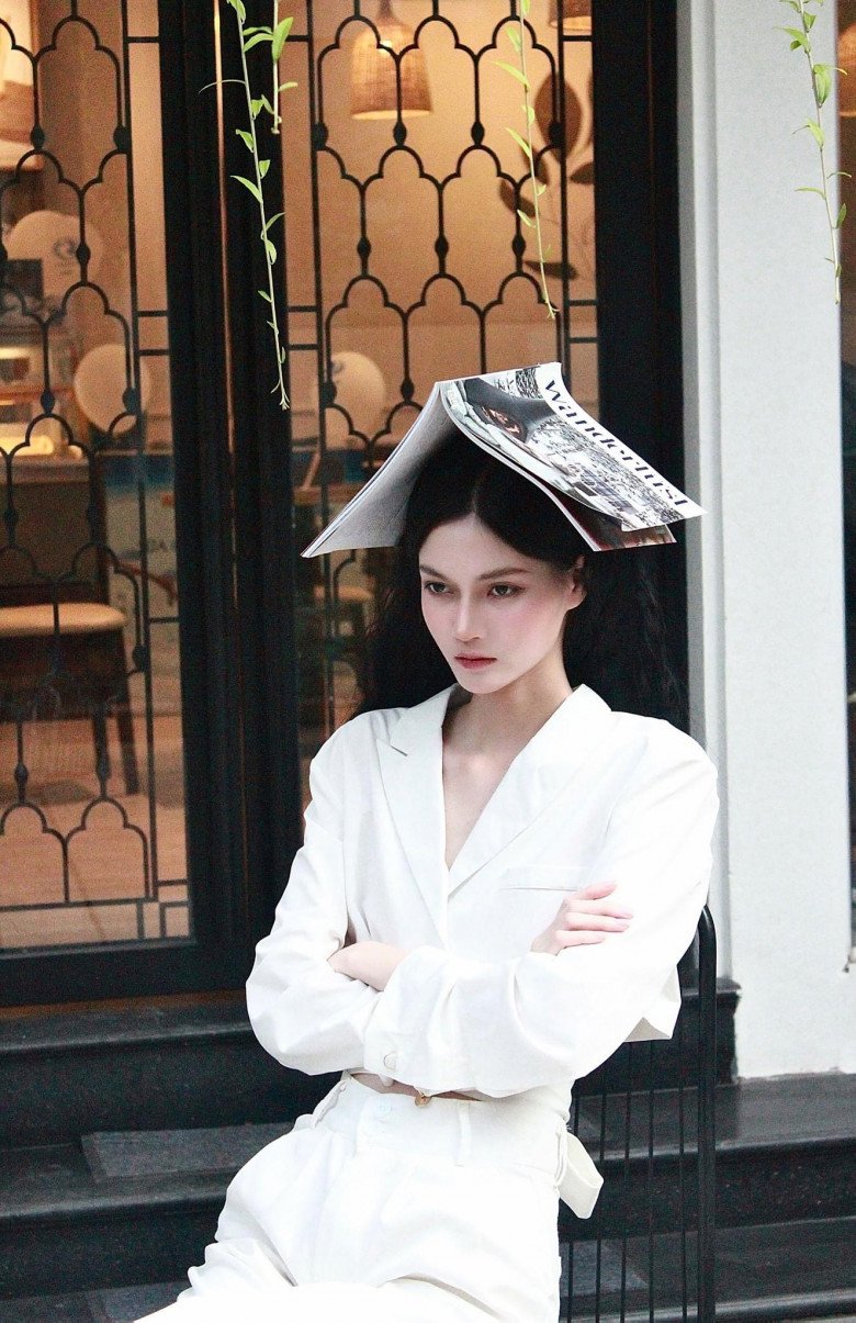 View - Cô gái búp bê được 4 chị đại Vbiz giành giật trên truyền hình lộ ảnh quá khứ gây sốt