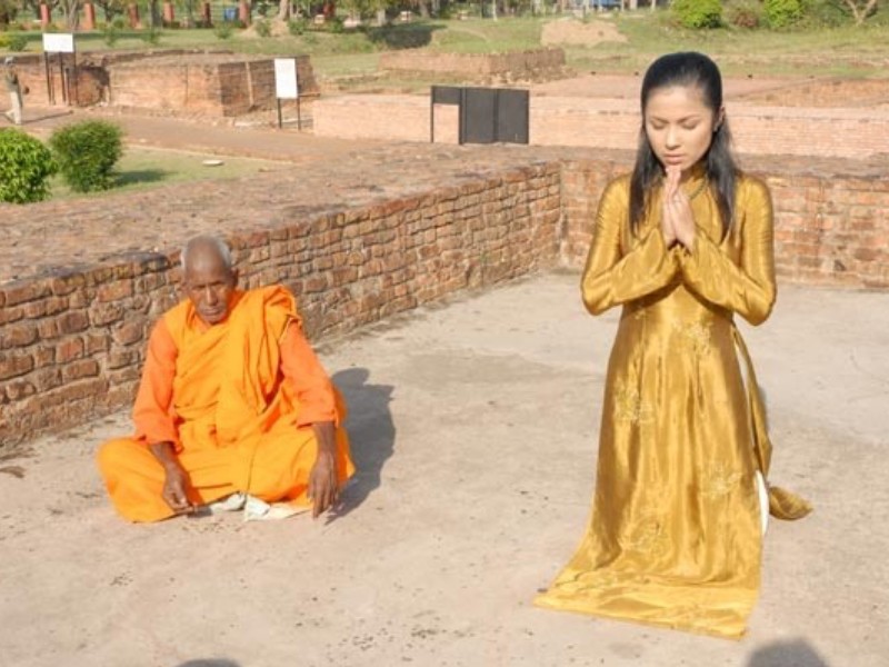 Không xuống tóc, 'người đẹp Tây Đô' Việt Trinh chọn quy y cửa Phật vào năm 2001 từ khi có ý định tự tử sau 2 mối tình sóng gió với 'đại gia'. Sau đó, nữ diễn viên vượt qua biến cố, cô trở lại showbiz với hình ảnh mẹ đơn thân mạnh mẽ, độc lập.
