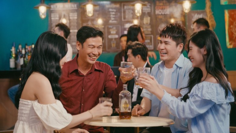 View - Nghệ sĩ Tiết Cương làm giám đốc trong MV của vua nhạc sàn Lương Gia Huy, khiến khán giả rơi nước mắt