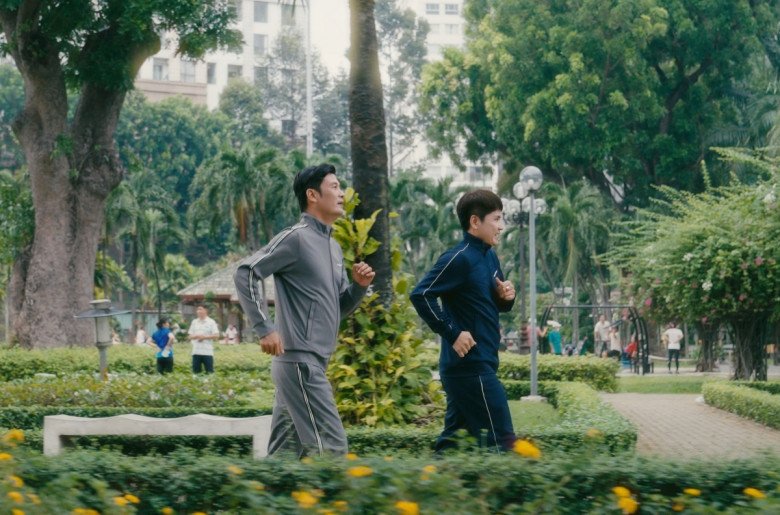 View - Nghệ sĩ Tiết Cương làm giám đốc trong MV của vua nhạc sàn Lương Gia Huy, khiến khán giả rơi nước mắt