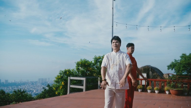 View - Nghệ sĩ Tiết Cương làm giám đốc trong MV của vua nhạc sàn Lương Gia Huy, khiến khán giả rơi nước mắt