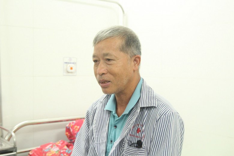 Nam bệnh nhân nghĩ mình bị đột quỵ, không ngờ đến viện bác sĩ khẳng định mắc bệnh do thói quen ăn uống. Ảnh: Lê Phương.