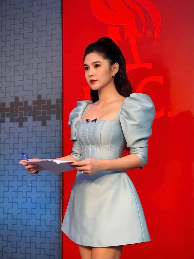 Diện váy bó, 'hot girl lực điền' Angela Phương Trinh lộ body bất thường