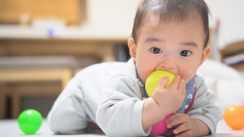 Nếu đứa trẻ thích ăn bằng tay và thích dùng cả hai tay chạm vào đồ vật nào đó, thì sự hứng thú của nó đã được khơi dậy, có thể thấy được em bé thông minh.
