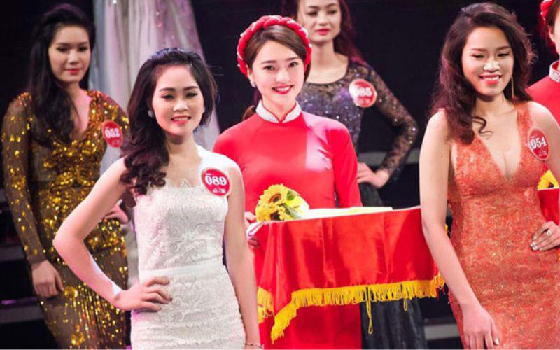 Trước đó, Ngọc Nữ lần đầu tiên được biết đến khi cô làm PG bưng mâm, hỗ trợ trao giải cho cuộc thi “Người đẹp Kinh Bắc 2017”. Giữa dàn thí sinh mặc váy áo lộng lẫy, cô gái Nghệ An trong chiếc áo dài đỏ nở nụ cười rạng rỡ đã trở thành tâm điểm chú ý.
