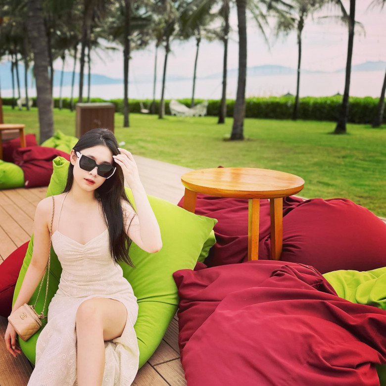 View - Vợ BTV Quốc Khánh khoe ảnh gia đình đông con, ái nữ đầu lòng xinh nức nở chiếm ngay ánh nhìn