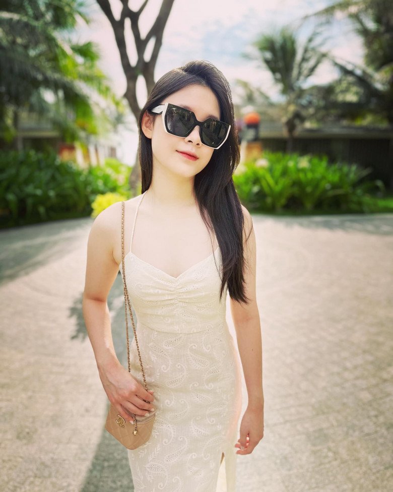 View - Vợ BTV Quốc Khánh khoe ảnh gia đình đông con, ái nữ đầu lòng xinh nức nở chiếm ngay ánh nhìn