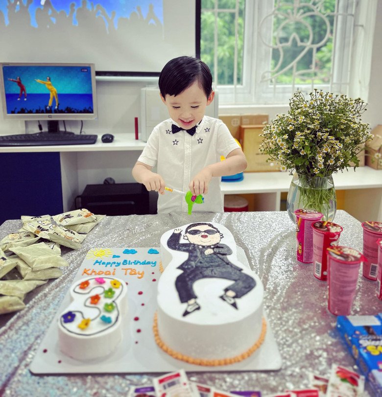 View - Vợ BTV Quốc Khánh khoe ảnh gia đình đông con, ái nữ đầu lòng xinh nức nở chiếm ngay ánh nhìn