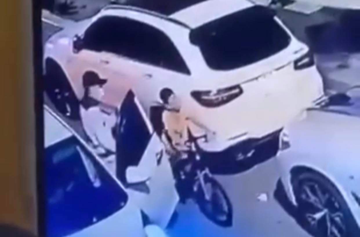 Bé trai bị người đàn ông bế lên xe ô tô rồi chạy mất. Ảnh: Cắt từ clip