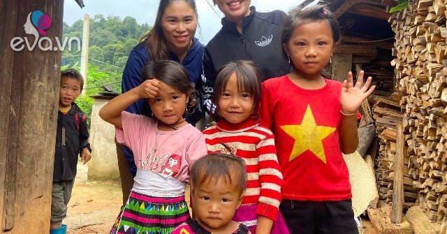 View - Ứa nước mắt cảnh giáo viên trèo đèo lội suối vận động học sinh đến trường