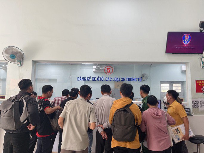 Tại Đội Đăng ký, quản lý phương tiện giao thông cơ giới đường bộ.