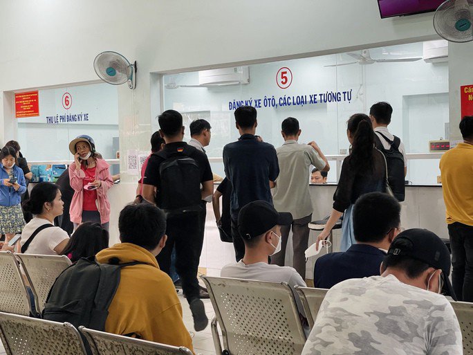 Phần lớn người đến làm thủ tục cho biết ngay khi Thông tư 24 có hiệu lực, họ muốn sớm được định danh phương tiện của mình để yên tâm di chuyển, làm ăn.