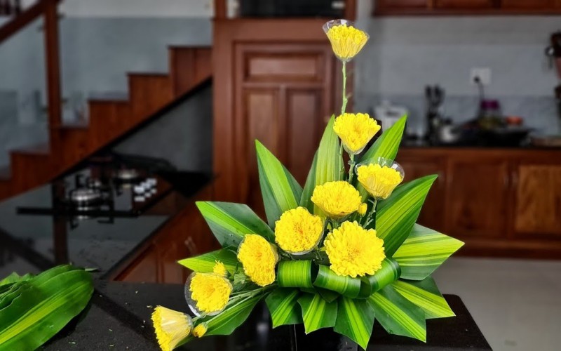 1. Hoa cúc vàng

Đây là loại hoa phổ biến nhất thường được cắm trên bàn thờ. Không chỉ là loại hoa tượng trưng cho lòng hiếu thảo và sự trường thọ, hoa cúc vàng còn có thể giúp gia chủ cầu tài lộc, may mắn.

