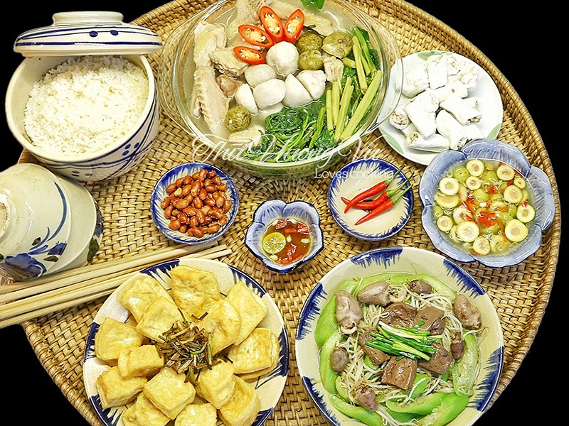 Móng giò giả cầy, giả cầy ngan, bún đậu mắm tôm, dồi sụn chiên, nem rán, chả cốm, bún hến ăn chấm, bún rối ăn chan, rau thơm.
