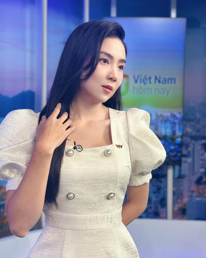 Được mệnh danh là "MC xinh nhất VTV", BTV Mai Ngọc luôn xuất hiện với hình ảnh chỉn chu. Khi lên sóng, cô thường diện những bộ đồ kín đáo mà vẫn tôn vóc dáng.
