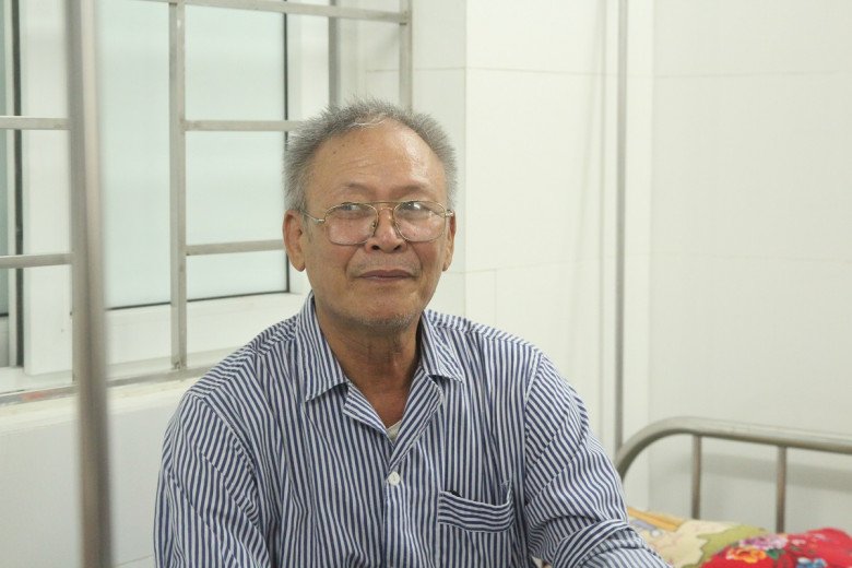 Bệnh nhân Vũ Đình Chiến đang điều trị tại bệnh viện vì bị sán lá gan sau khi ăn rau sống trồng gần bờ suối. Ảnh: Lê Phương. 